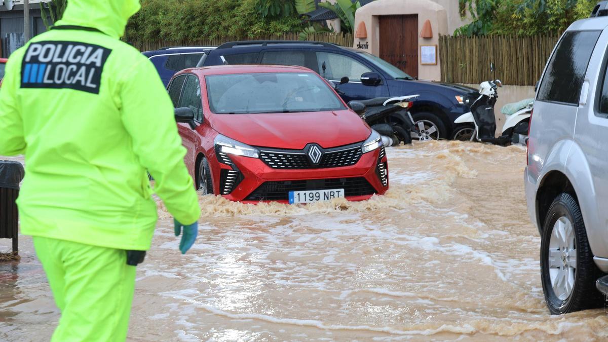 Calles inundadas de Ibiza este mediodía