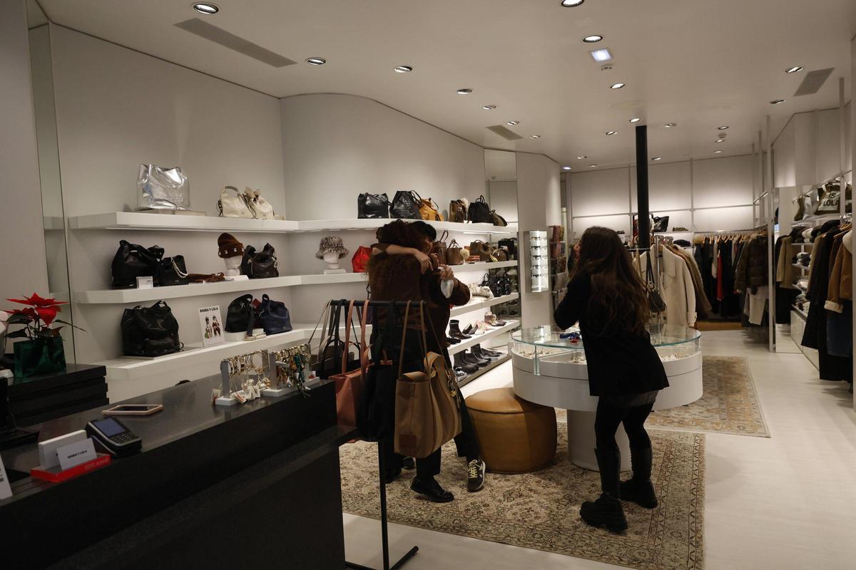 EN IMÁGENES: Bimba y Lola celebra en Asturias el segundo premio de la lotería de Navidad