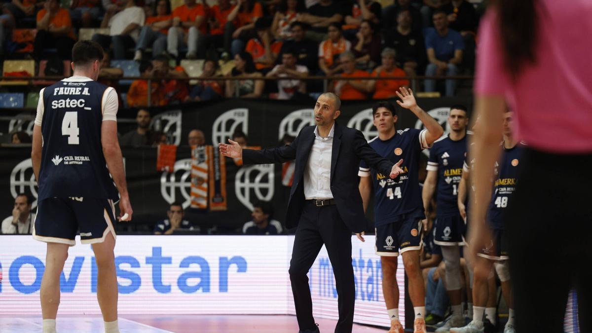 Alonso Faure, de espaldas, se dirige hacia Javi Rodríguez durante las semifinales de la Final a 4 entre Movistar Estudiantes y Alimerka Oviedo Baloncesto