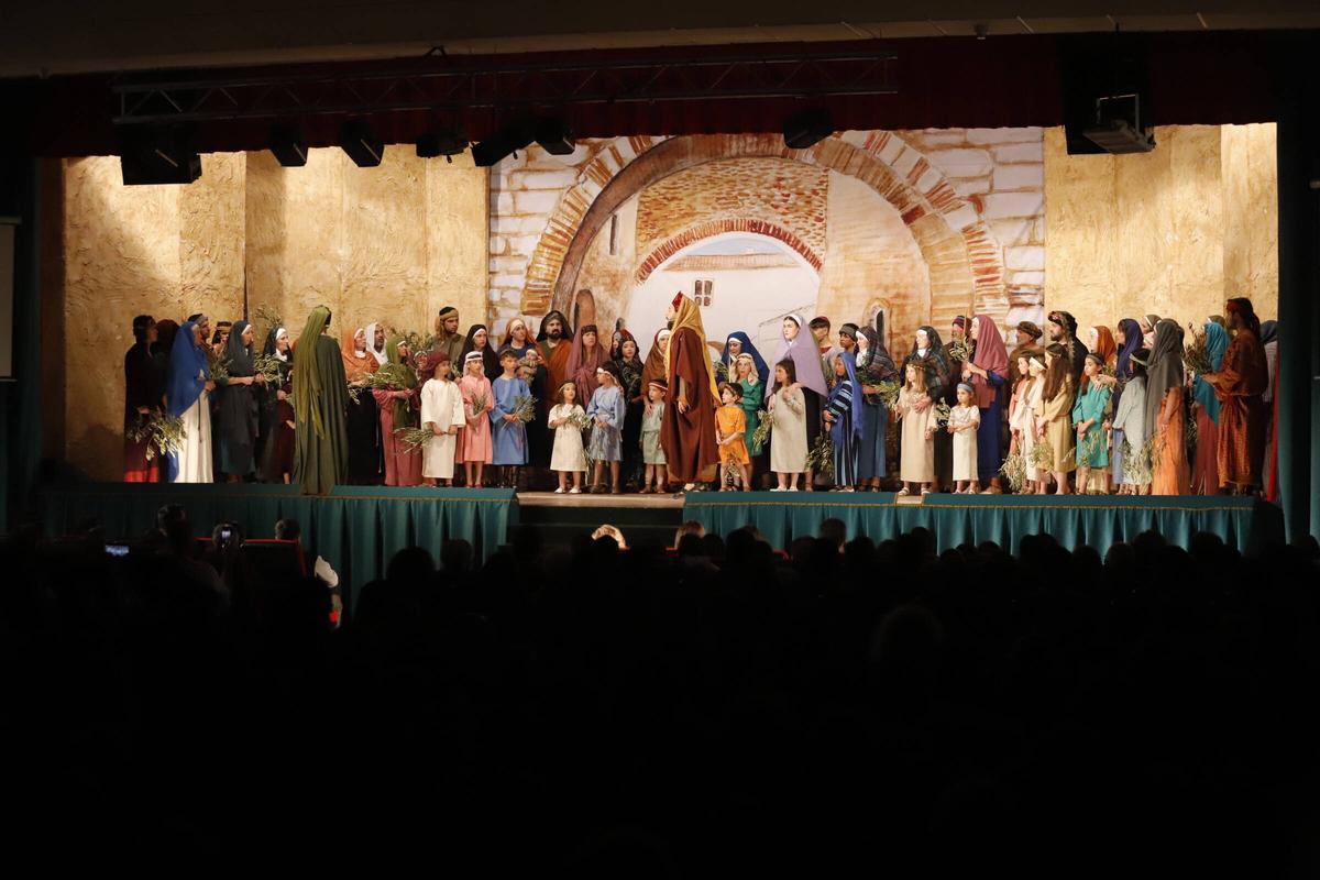 Participantes en la representación teatral de El Paso de Iznájar el pasado mes de abril, en el Teatro Municipal.