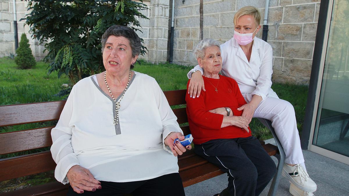 María (izquierda) y Carmen (derecha, junto a la directora del centro Mónica Pereira. //IÑAKI OSORIO