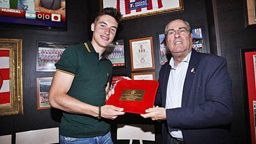 Valery Fernández, acompanyat del president de la penya Nord-Àlex Granell, Esteve Fernández.