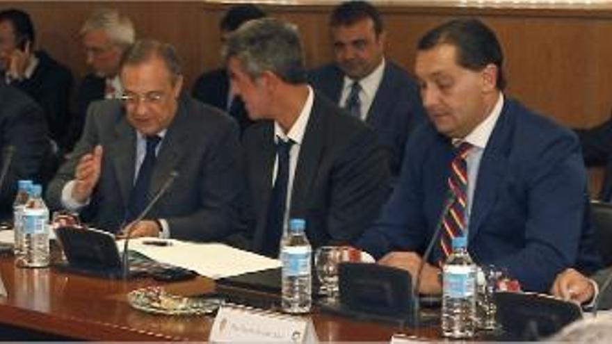 Imagen de la reunión de ayer de la LFP, con la presencia de Del Nido, a la derecha, Gil Marín (centro), Florentino Pérez y Sandro Rosell.