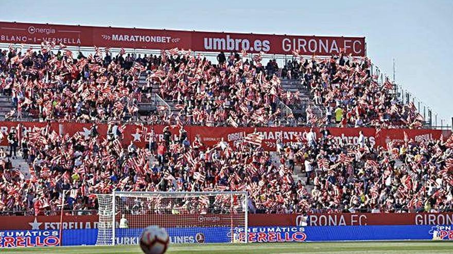 El gol nord de l&#039;estadi, ple de banderes del Girona.