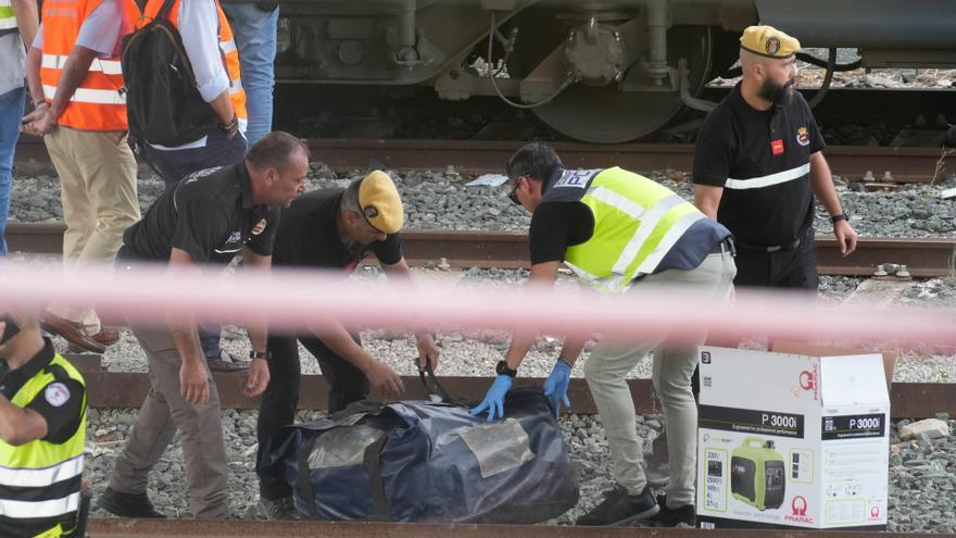 La policía, bomberos y la UME, despliegan el dispositivos para sacar el cadáver de Alvaro Prieto entre dos trenes cerca de la estación de Santa Justa. A 16 de octubre de 2023, en Sevilla (Andalucía, España). La Policía Nacional ha confirmado la aparición