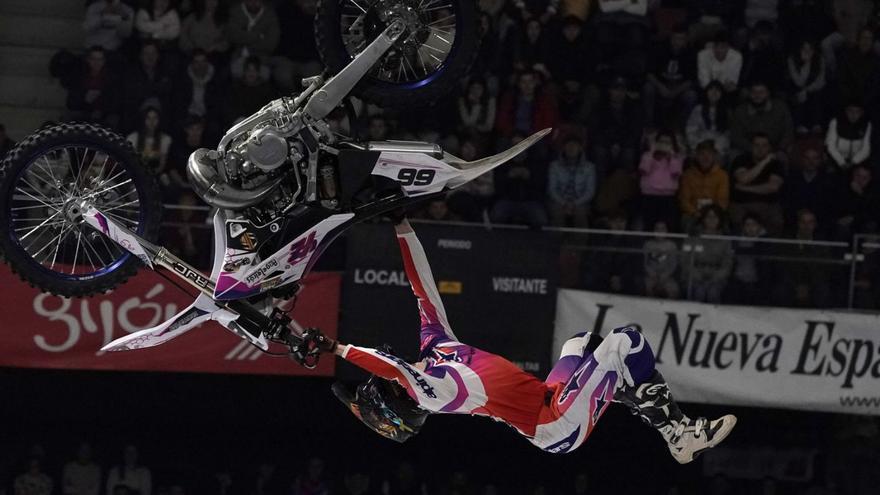 Mincha, en una de sus piruetas, el año pasado en el Palacio de los Deportes de Gijón. | FREESTYLE GIJÓN