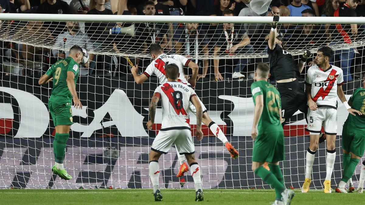 Lucas Boyé, en el momento del remate que puso por delante al Elche