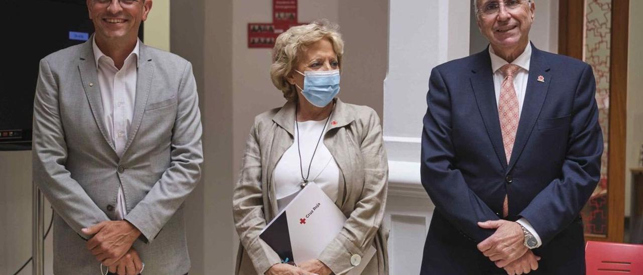 Javier Sánchez Paz, presidente provincial de Las Palmas; Mayte Pociello, presidenta de la ONG en Santa Cruz de Tenerife, y Antonio Rico, presidente regional.