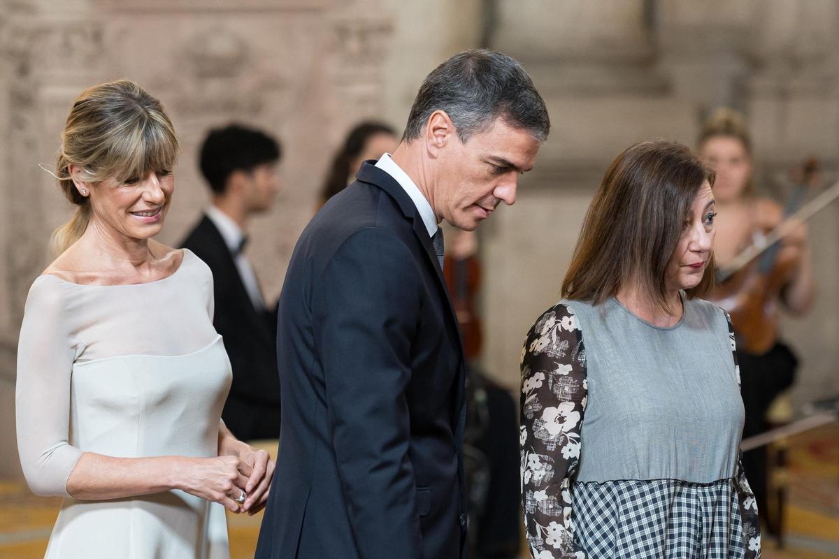 La mujer del presidente del Gobierno, Begoña Gómez, el presidente del Gobierno, Pedro Sánchez, y la presidenta del Congreso, Francina Armengol.