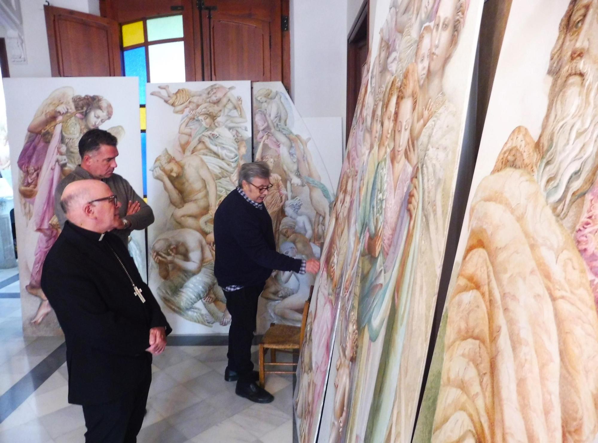 Vicens explica la obra en su casa de Oliva al obispo auxiliar Arturo García y al párroco de Sant Roc, Javier Català