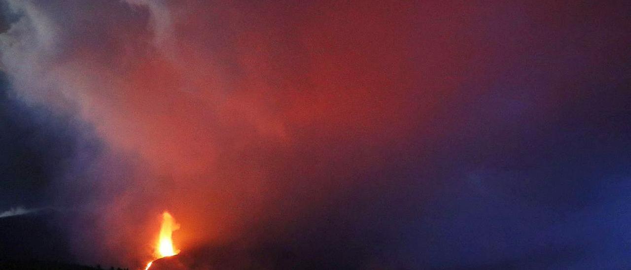 Vista del volcán  en la madrugada cuando se cumple 25 desde que comenzó la erupción. | |