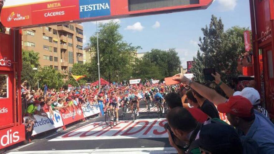 Michael Morkov se impone en Cáceres cogiendo a Tony Martin en el último metro