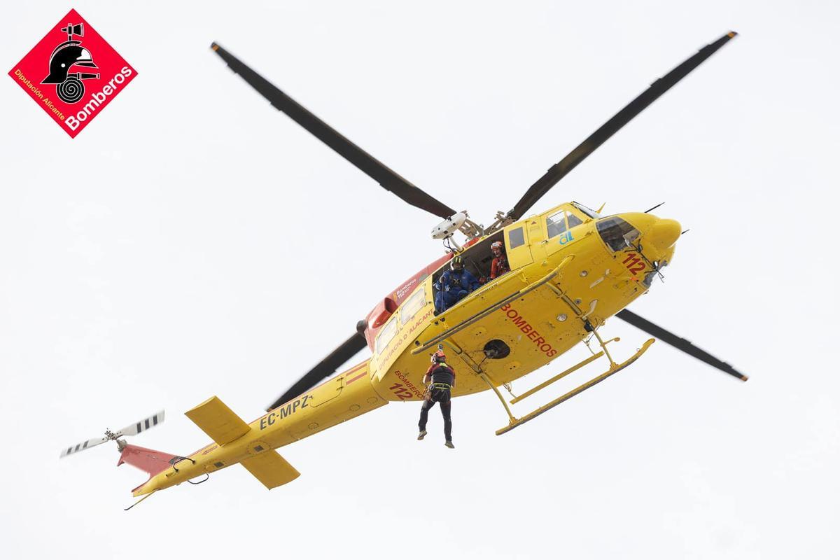 Un helicóptero del Consorcio Provincial de Bomberos, durante una intervención de emergencia.