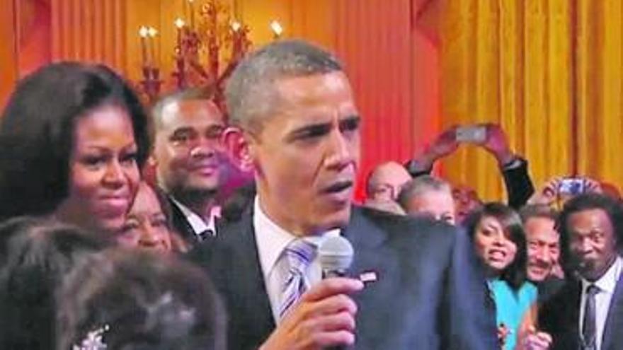 Obama, cantando «Sweet home Chicago»; detrás, su esposa, Michelle.