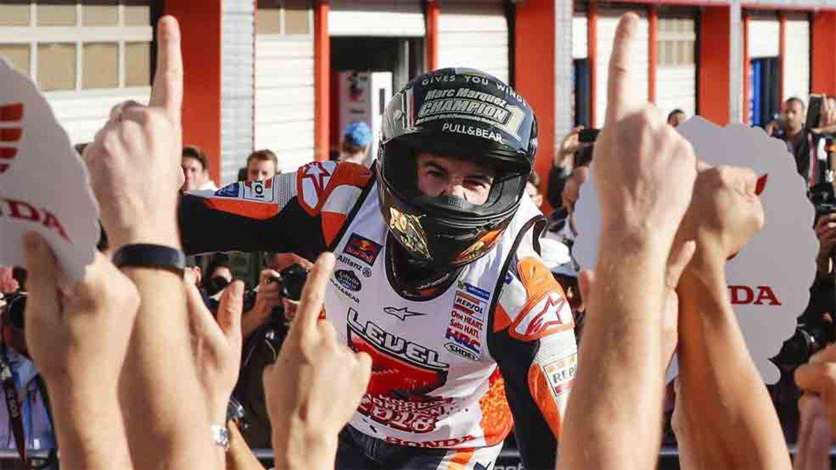 Marc Márquez celebrando el título de campeón del mundo