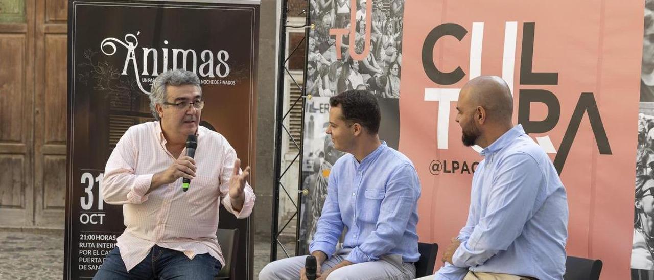 De izquierda a derecha el presidente de Los Gofiones, José Afonso, el concejal de Cultura, Adrián Santana y el presidente del Instituto Canario de Tradiciones, David Naranjo en la presentación del evento.