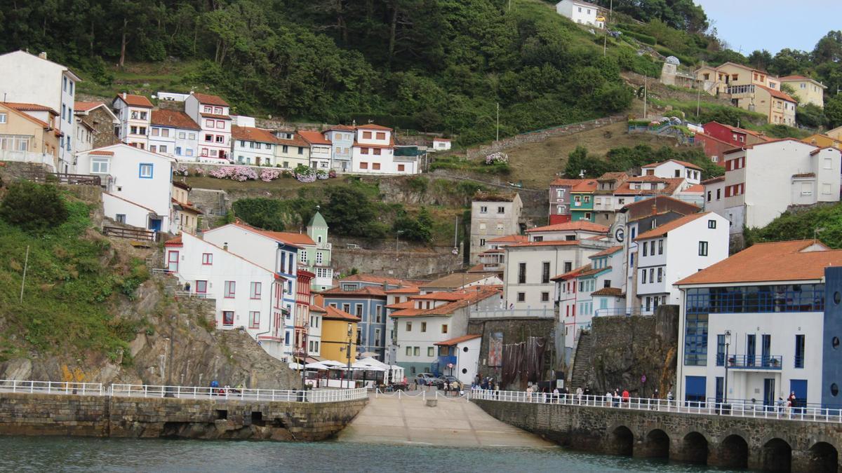 Vista del anfiteatro de Cudillero.