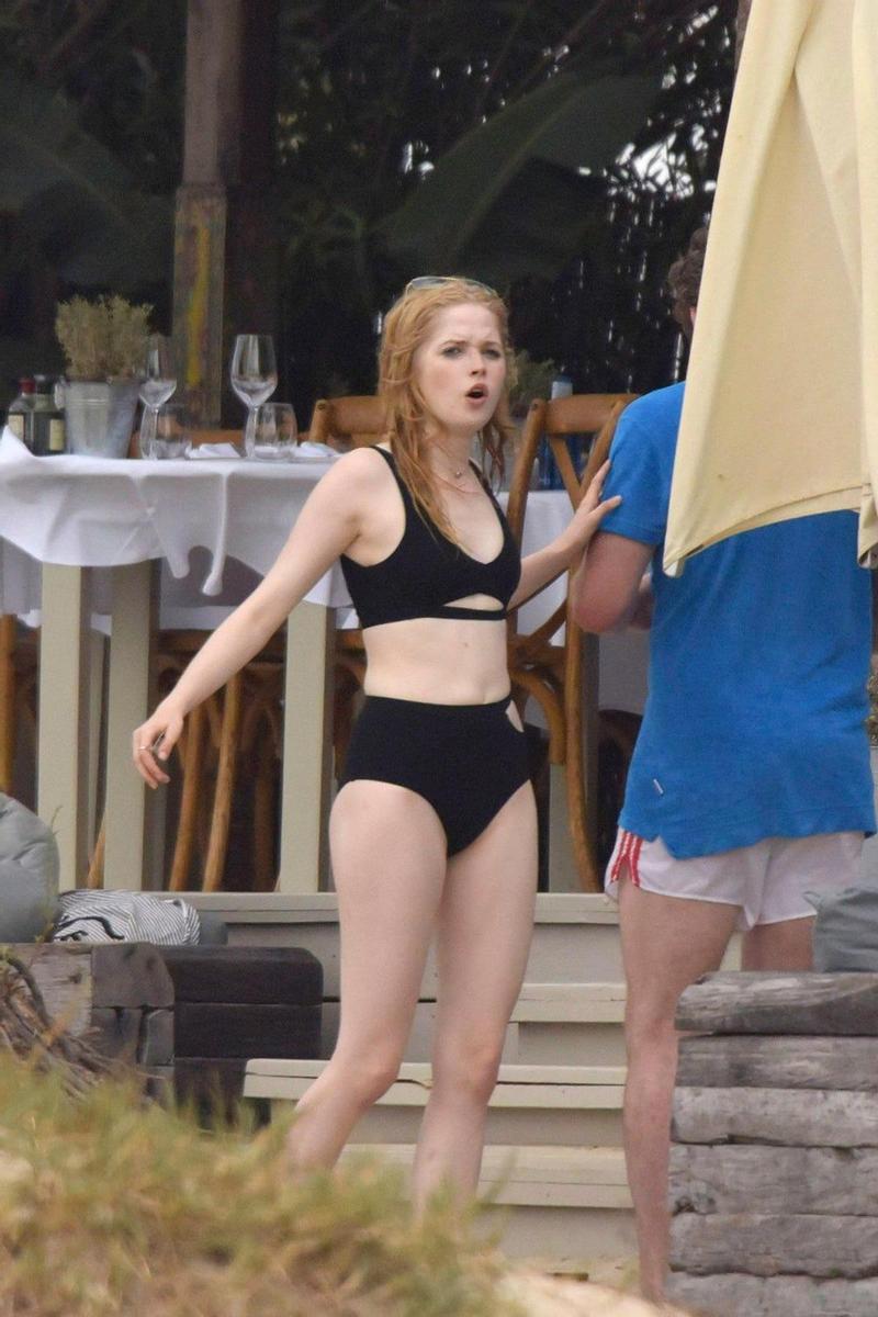 La nueva Cenicienta de Richard Madden: Ellie Bamber, que parece darse cuenta de que les hacían fotos