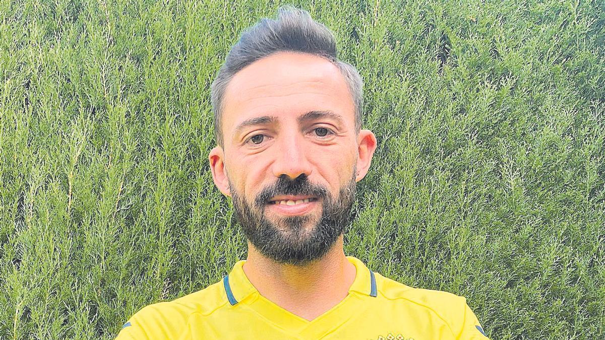 José Luis Morales posa con la camiseta del Villarreal.