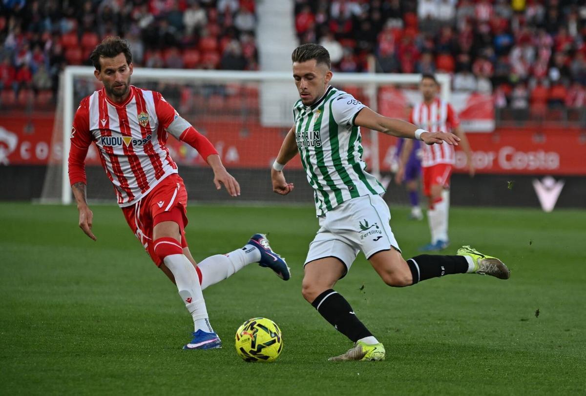 Isma Ruiz, durante el encuentro del Córdoba CF en Almería, esta temporada.