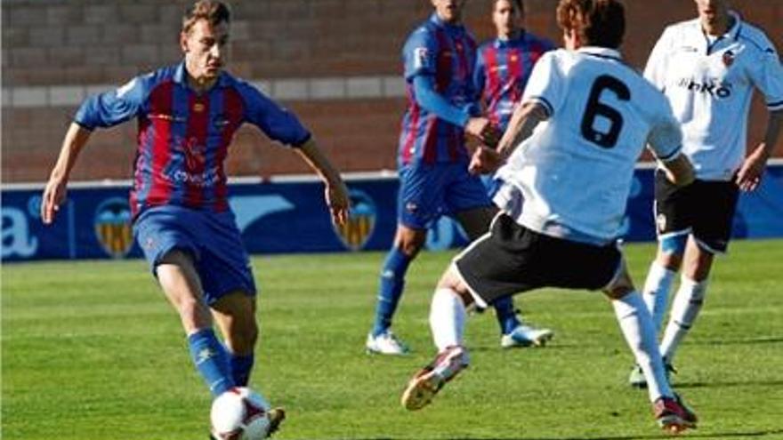 El lateral, Iván López, en un partit de la temporada passada contra el València Mestalla.