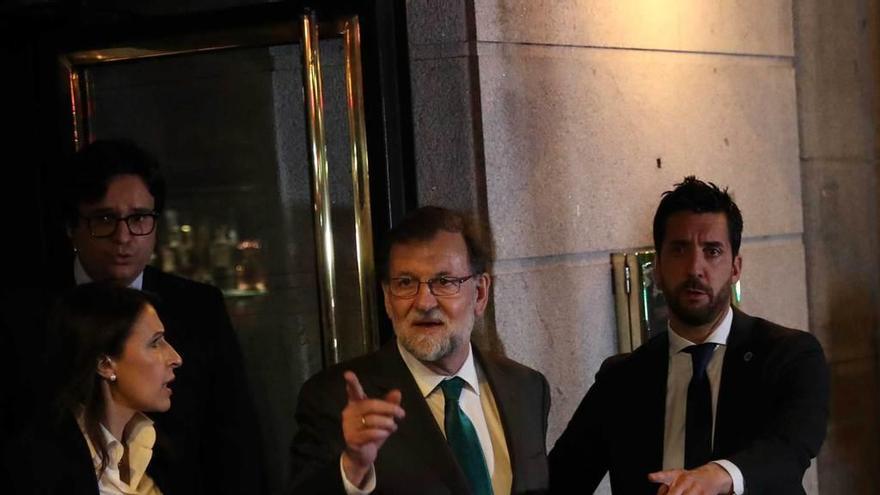 Rajoy, el jueves por la noche, a su salida del restaurante donde pasó toda la tarde.