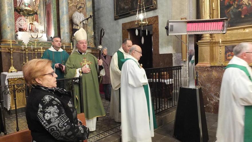 El Obispo de Mallorca bendice los vitrales y el rosetón de la parroquia de Sant Bartomeu