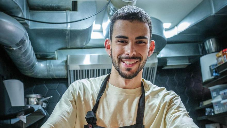 Iván Pérdigón presenta un plato.
