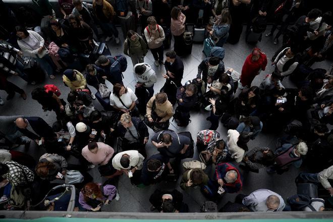 Viajeros en la estación de Atocha después del apagón eléctrico del día 28