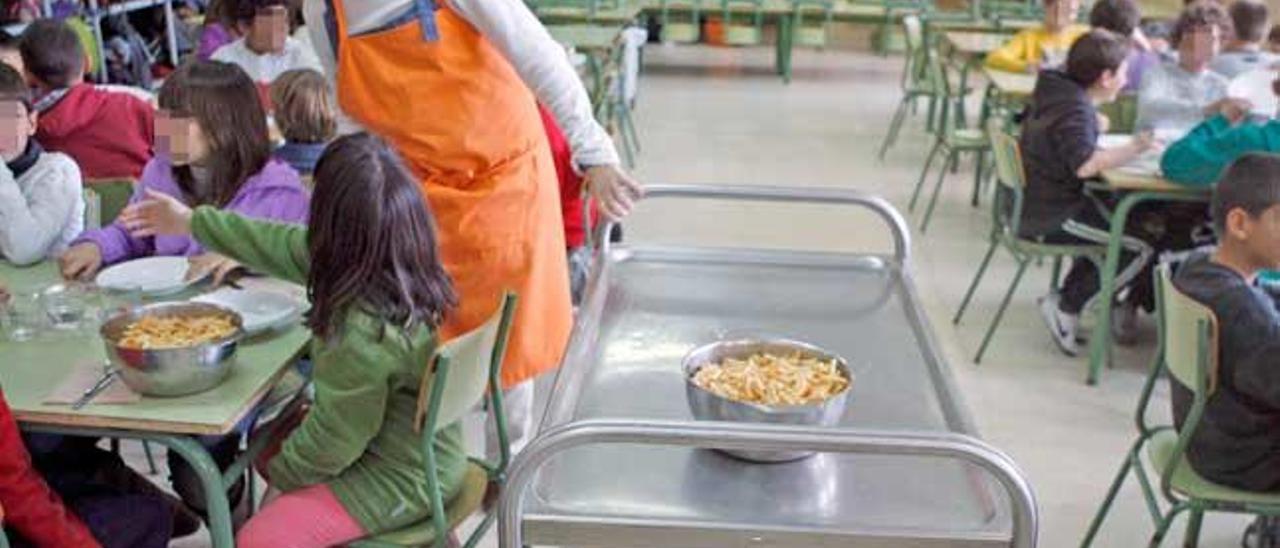 Niños durante el servicio de comedor de un colegio de Palma.