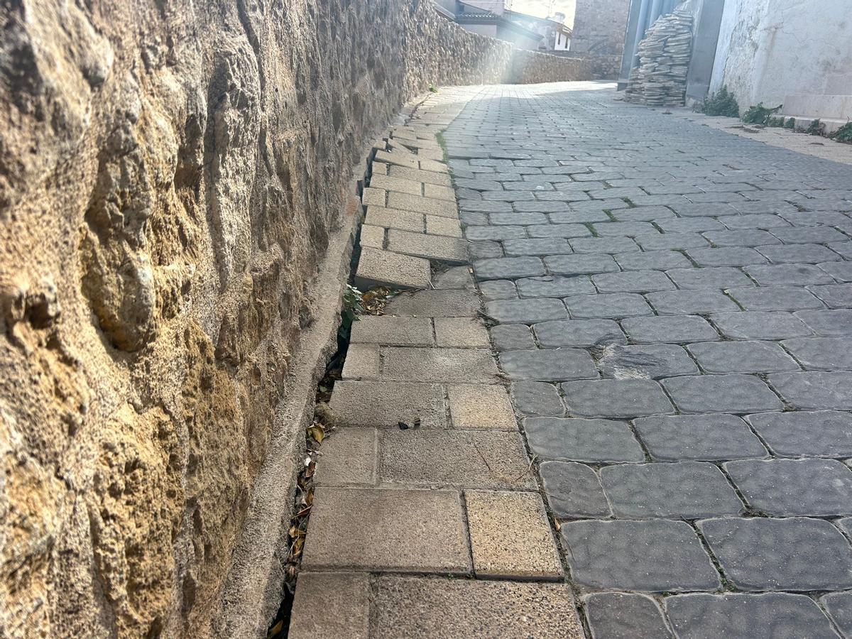 Parte de la calle que discurre por encima de la muralla, hundida.