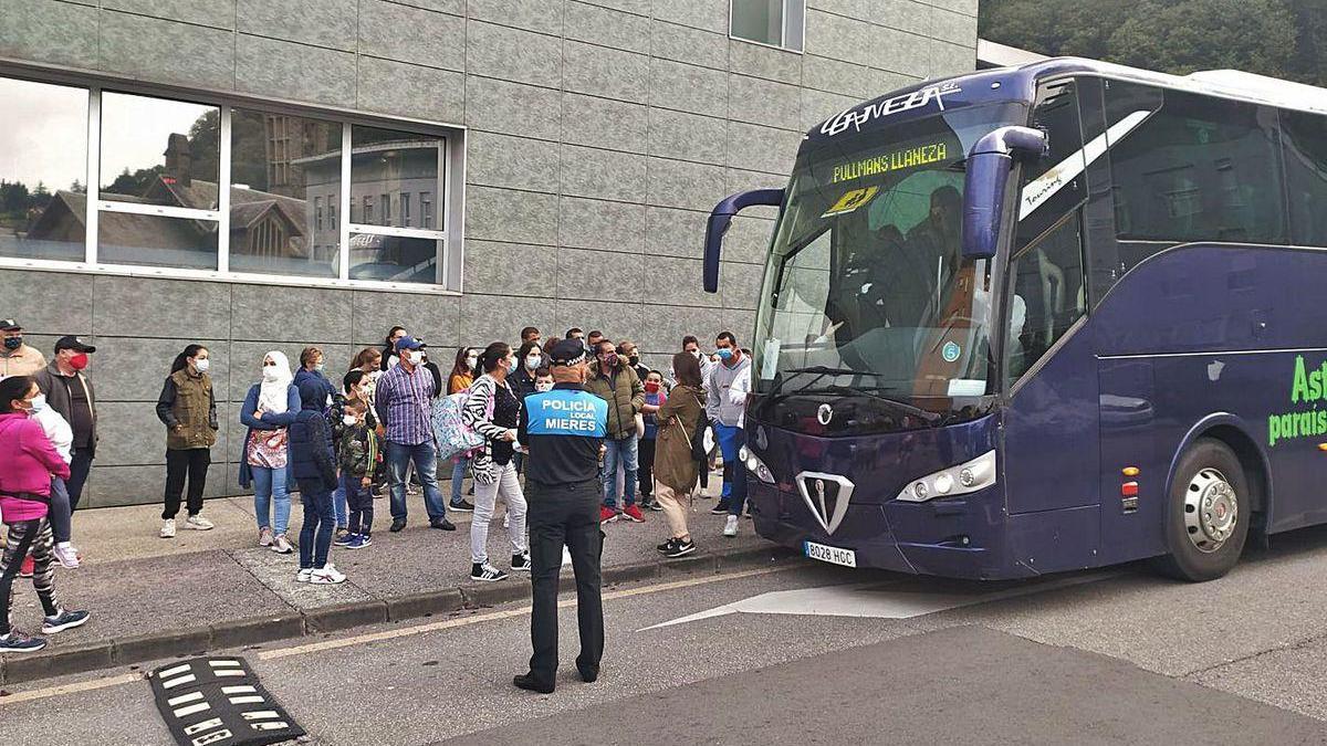 Los padres atienden las indicaciones de las cuidadoras.