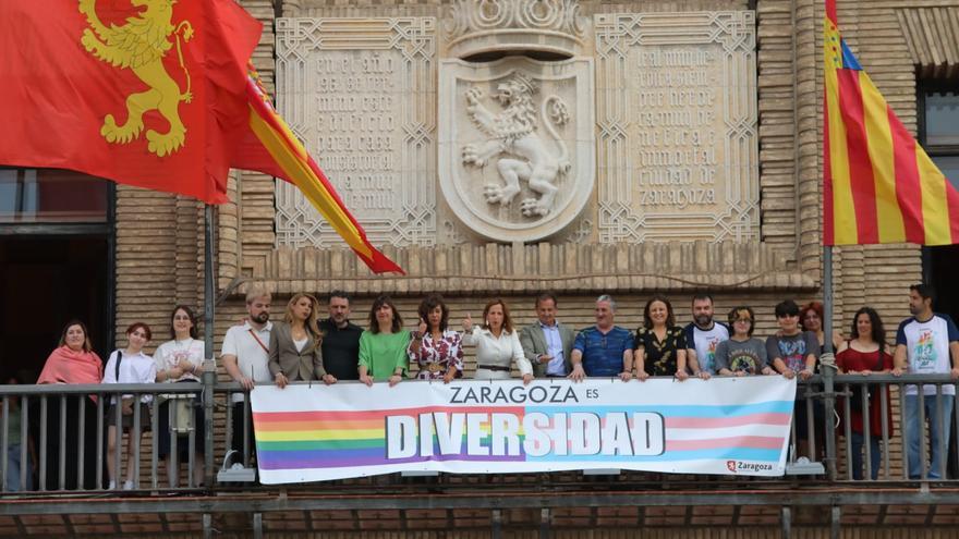 La bandera LGTBI ya cuelga en el Ayuntamiento de Zaragoza