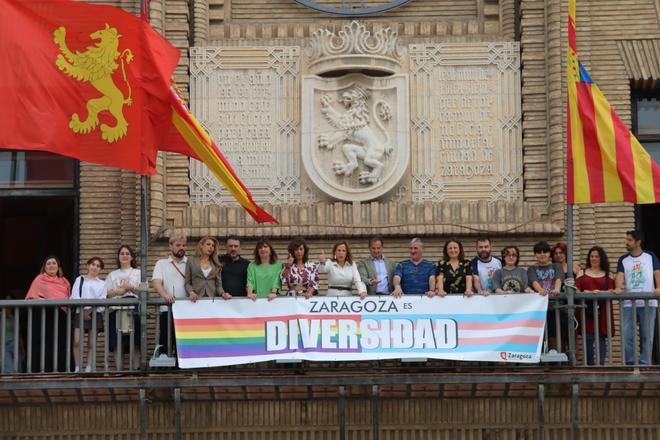 La bandera LGTBI ya cuelga en el Ayuntamiento de Zaragoza