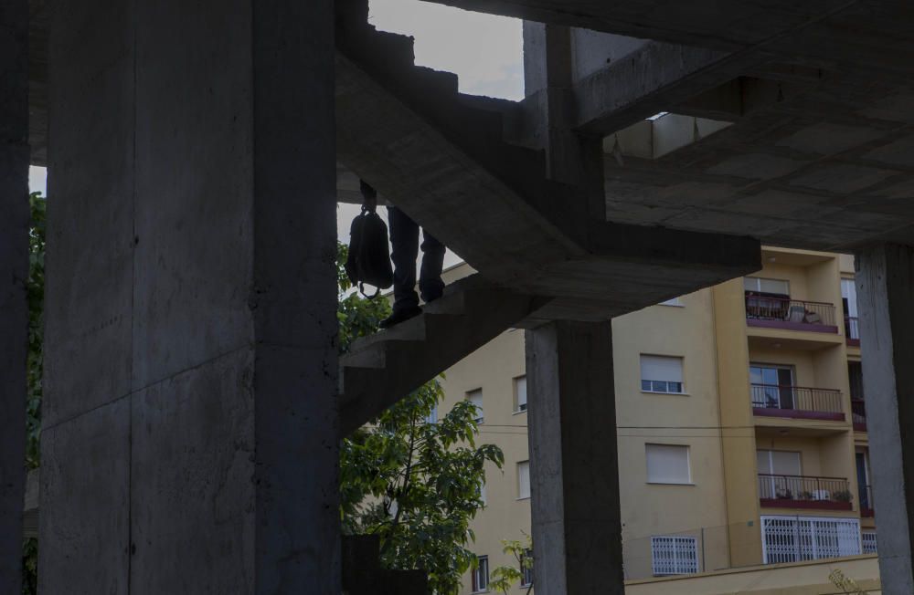 Sin techo viven en la estructura de un edificio