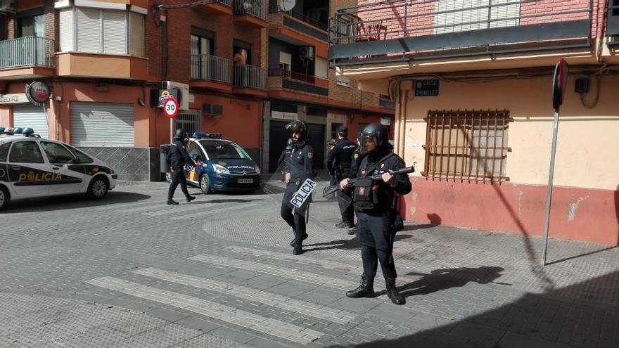 Medio centenar de policías toma la zona en Torrent.