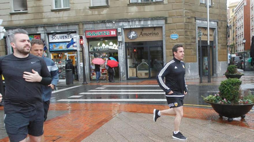 Gary y Phil Neville, running bajo la intensa lluvia