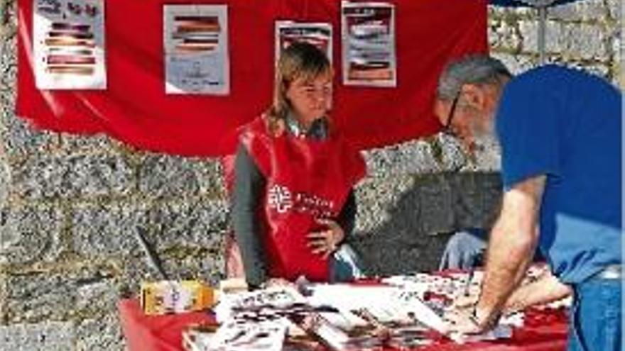 Les tres entitats van tenir una parada ahir al costat del mercat del Lleó.