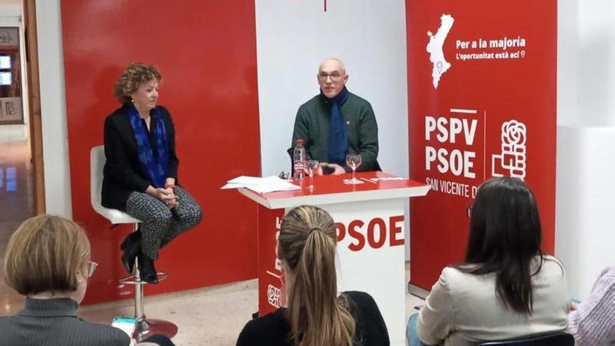 El alcalde y la consellera durante el acto de arranque de precampaña del PSOE de San Vicente