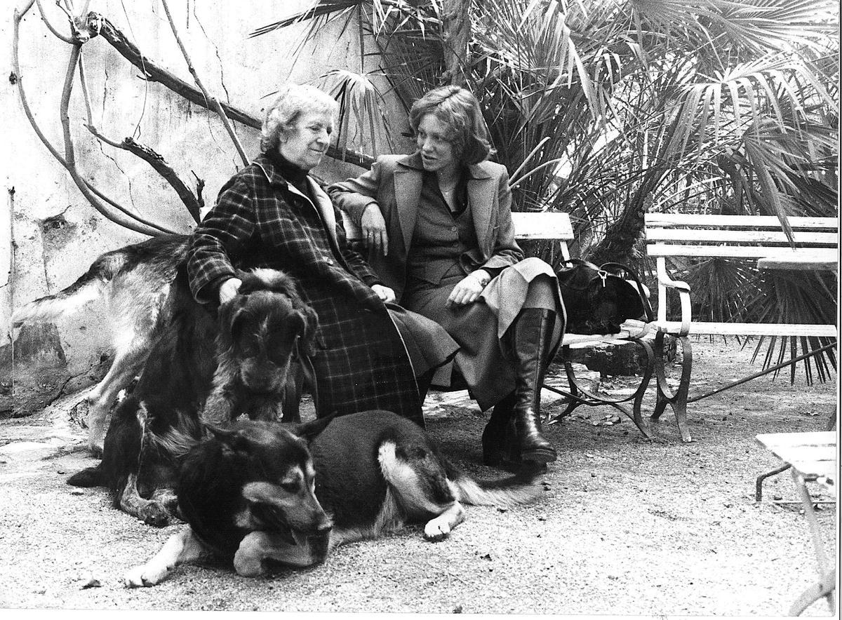 Montserrat Roig, con Lola Anglada