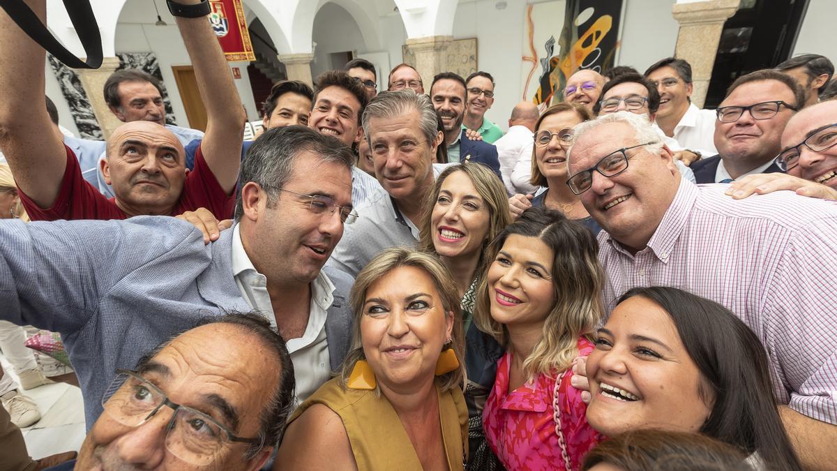 Foto de familia popular en el patio de la Asamblea después del pleno de investidura.