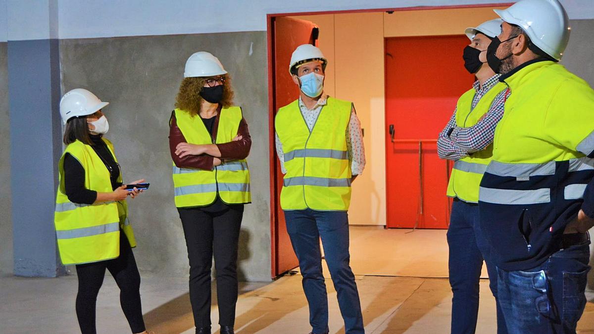 El presidente insular Mariano Zapata , en el centro de la imagen, durante su visita a las obras.