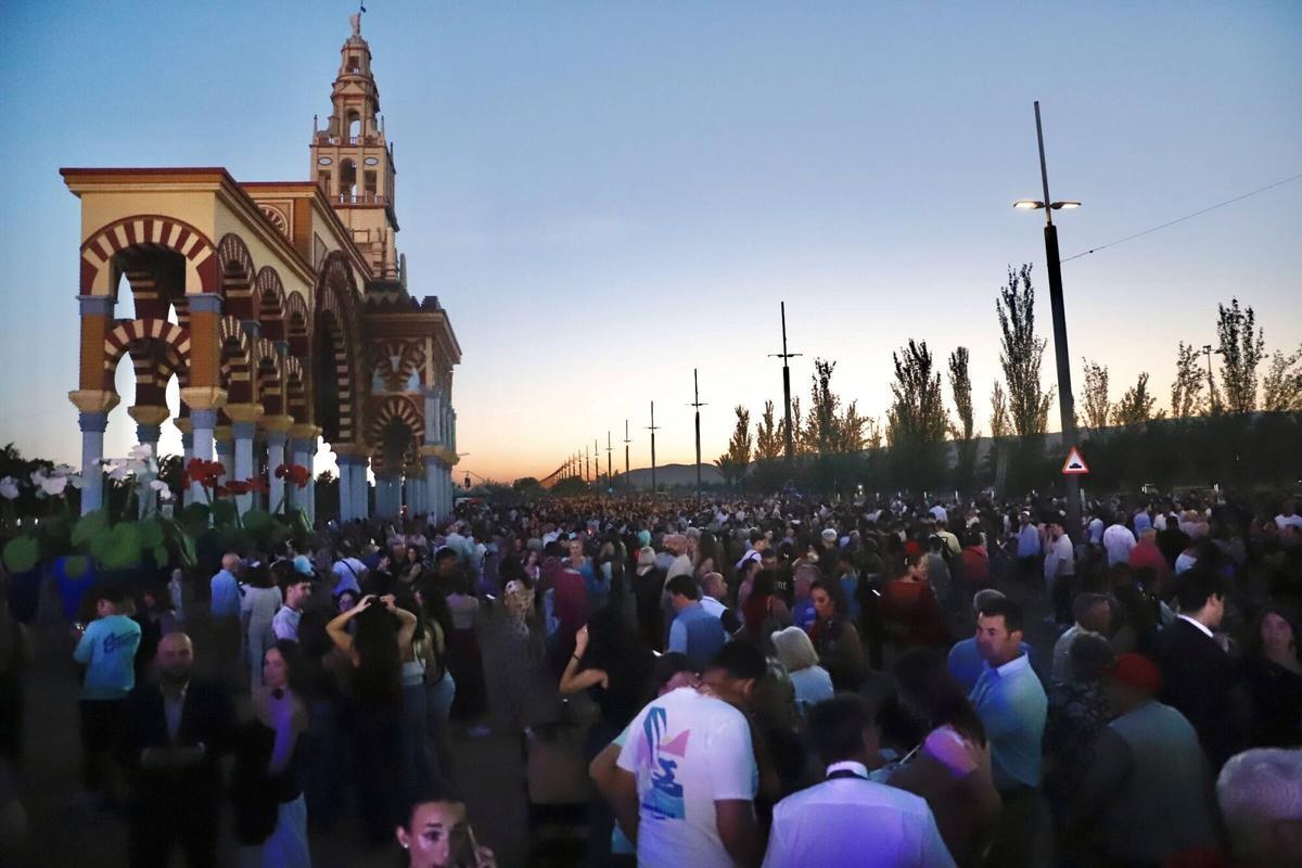 Los cordobeses disfrutan de la fiesta desde horas antes del encendido de la portada Los cordobeses disfrutan de la fiesta desde horas antes del encendido de la portada