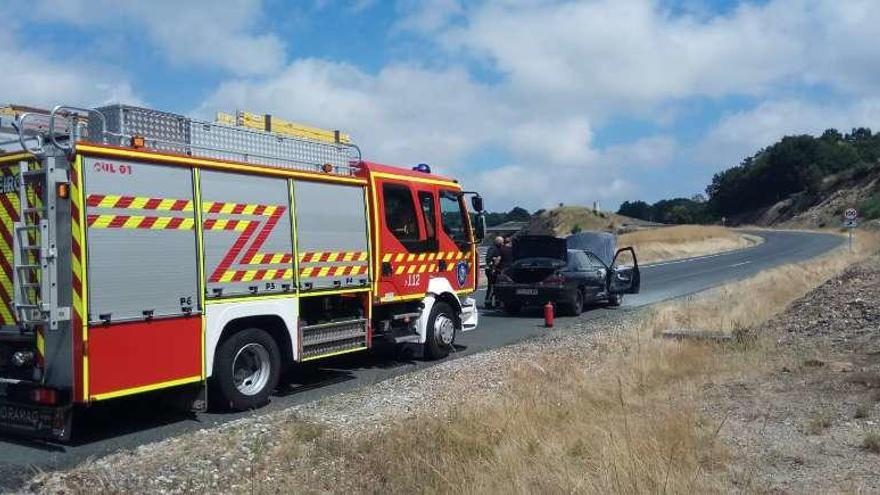 Los bomberos se desplazaron ayer a un siniestro en la AP-53. // Bombeiros de Deza