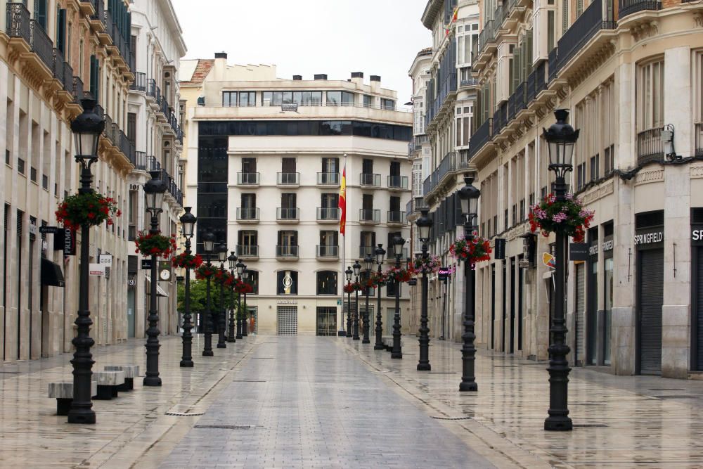 Pasan los días de confinamiento y la situación de la ciudad sigue siendo desértica. La siempre frecuentada calle Larios, la Alameda, principal vía de tráfico tanto privado como público del centro de la ciudad, y el bullicioso mercado de Atarazanas presentan durante el estado de alarma provocado por la pandemia de coronavirus una imagen inusual, acentuada por la persistente lluvia de esta semana.