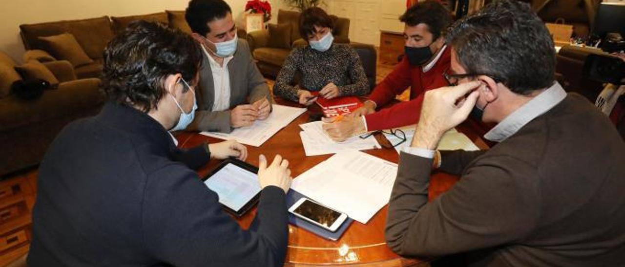 Carlos Mazón se reunió ayer con Toni Francés y diputados de PP, Cs y PSPV.