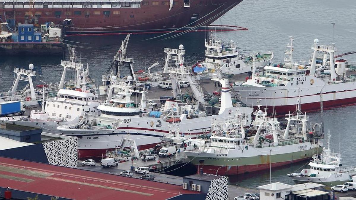 Barcos de Malvinas y Gran Sol descansando en Beiramar.