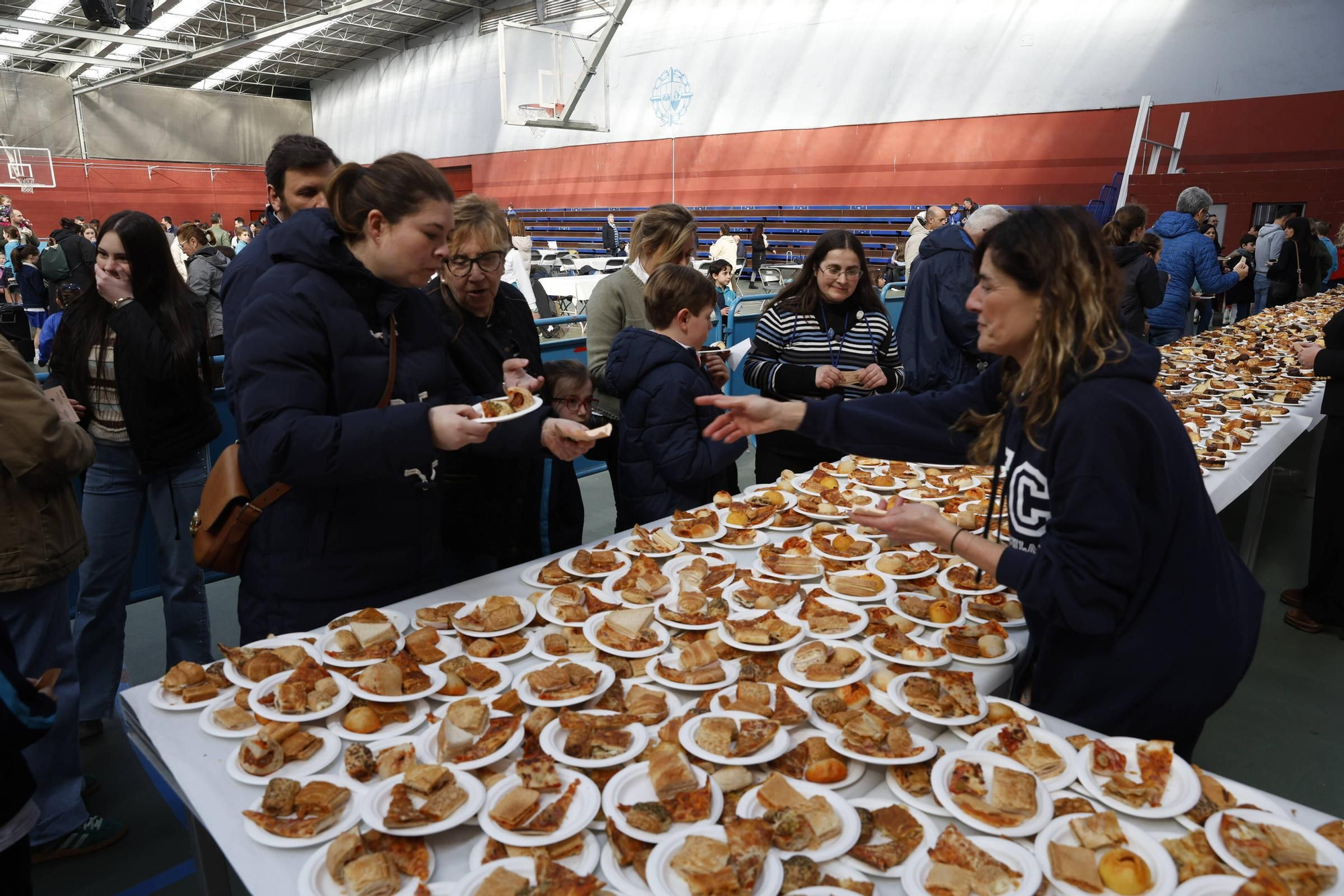 Así fue la merienda solidaria en los jesuitas de Gijón (en imágenes)