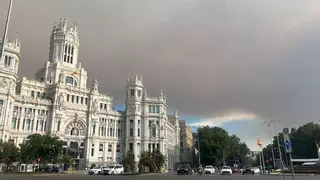 El olor a quemado y el humo cubren el centro de Madrid procedentes de un gran incendio en Méntrida