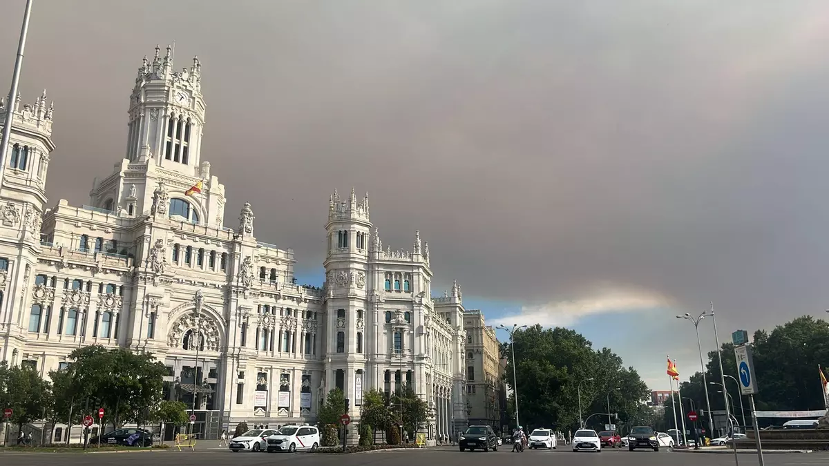 El olor a quemado y el humo cubren el centro de Madrid procedentes de un gran incendio en Toledo